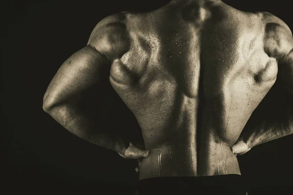 Siyah arka plan üzerine çok kaslı atletik yakışıklı — Stok fotoğraf
