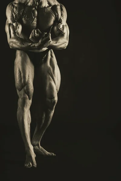 在黑色背景上非常肌肉英俊健壮的男人 — 图库照片