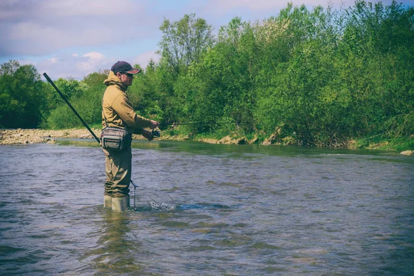 Риболовля в гірській річці — стокове фото