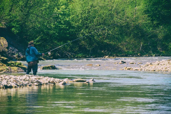 Pesca in un fiume di montagna — Foto Stock