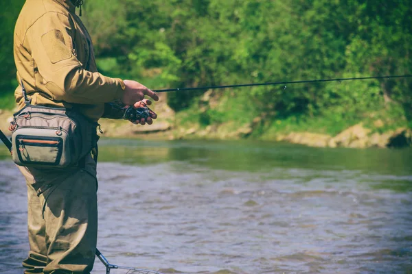 Pesca en un río de montaña — Foto de Stock