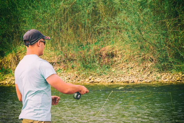 Pesca em um rio de montanha — Fotografia de Stock