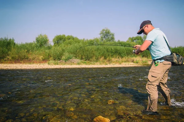 Pesca in un fiume di montagna — Foto Stock