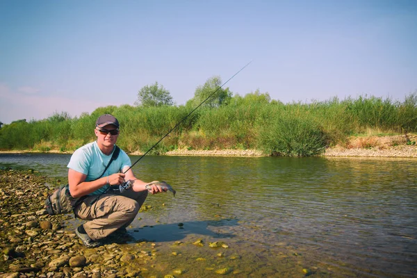 Pesca em um rio de montanha — Fotografia de Stock