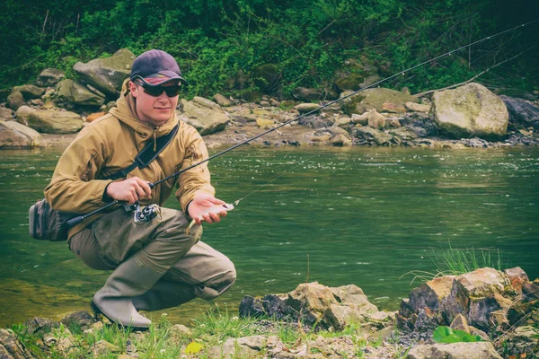 Pesca em um rio de montanha — Fotografia de Stock