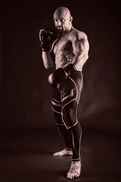 En man med en vacker muskulös kropp på en svart bakgrund — Stockfoto