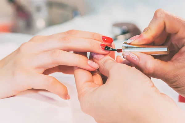 Manicure in de spa salon — Stockfoto