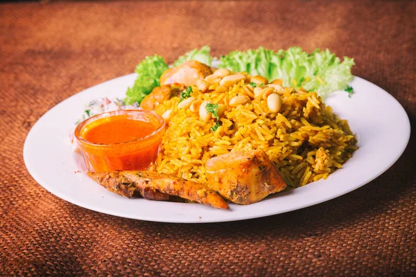 Arroz con carne en un plato blanco . —  Fotos de Stock