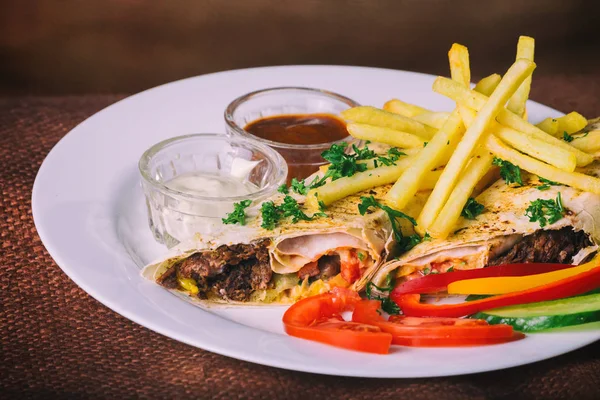 Pommes frites på en vit tallrik. — Stockfoto