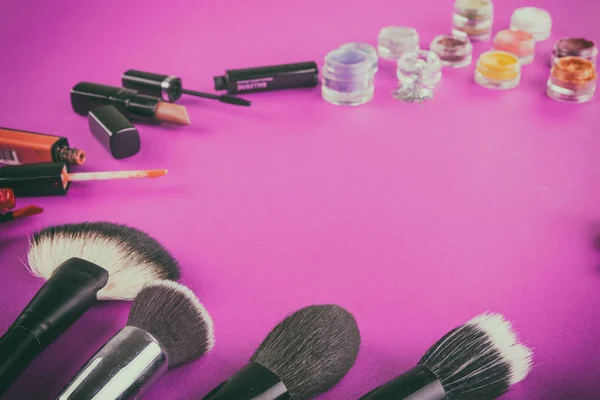 Herramientas de maquillaje sobre un fondo brillante . —  Fotos de Stock