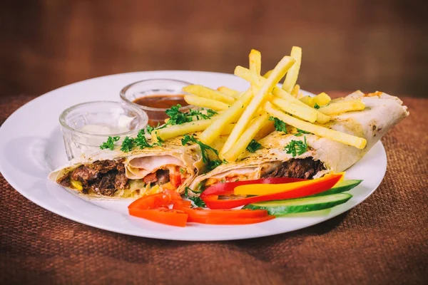 Pommes frites på en vit tallrik. — Stockfoto