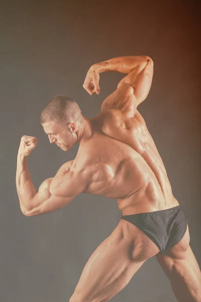 Bodybuilder visar hans rygg och biceps muskler, personlig Fitness — Stockfoto