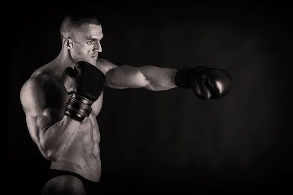 Fisiculturista mostrando suas costas e músculos bíceps, fitnes pessoais — Fotografia de Stock