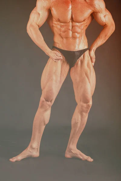 Bodybuilder που δείχνει την πλάτη και δικέφαλους μυς, προσωπική γυμναστήριο — Φωτογραφία Αρχείου