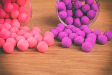 Ahşap arka plan üzerinde Balık tutma araçları.