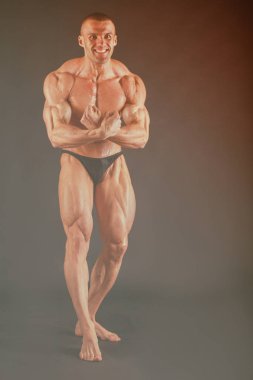 Gösterilen onun sırt ve pazı kas, kişisel fitnes vücut geliştirmeci