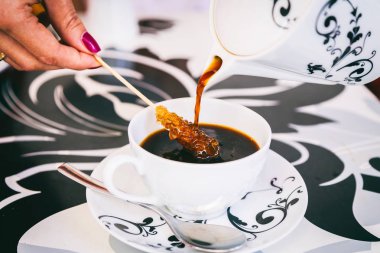 Kahve güzel bir kupa dökülür