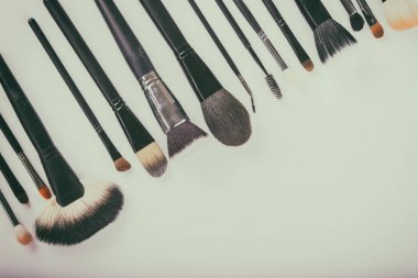 hafif bir arka plan üzerinde makyaj araçları.