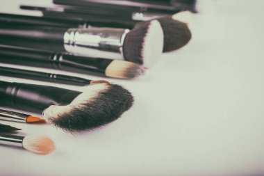 hafif bir arka plan üzerinde makyaj araçları.