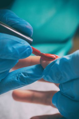 Spa salonunda manikür.