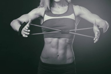 Profesyonel fitness atlet bir siyah beyaz fotoğraf.