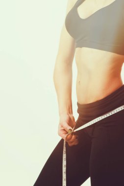 Kadın fitness hafif bir arka plan üzerinde.