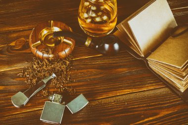 Arka plan yasaktır boru ahşap arka plan üzerinde.