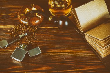 Arka plan yasaktır boru ahşap arka plan üzerinde.