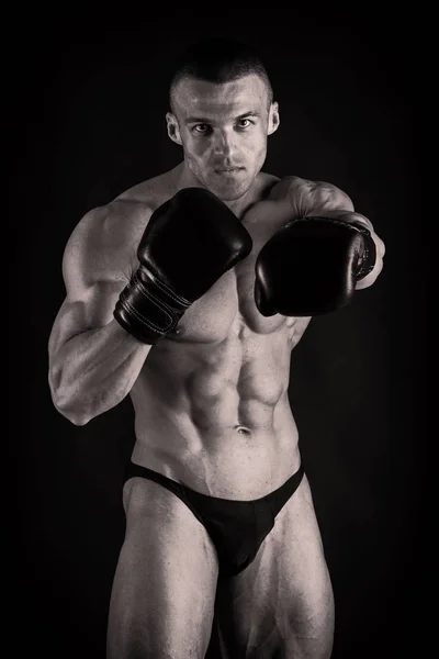 Culturista mostrando sus músculos de espalda y bíceps, fitnes personales —  Fotos de Stock