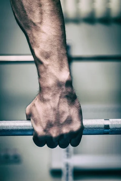 Mano atlética fuerte. Pérdida de peso y fitness . — Foto de Stock