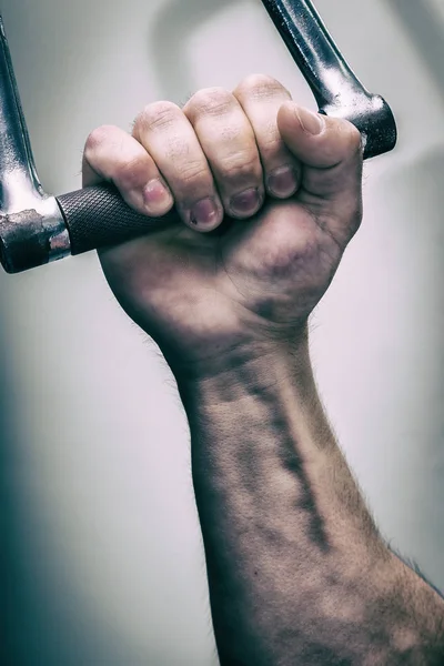 Mano atlética fuerte. Pérdida de peso y fitness . — Foto de Stock