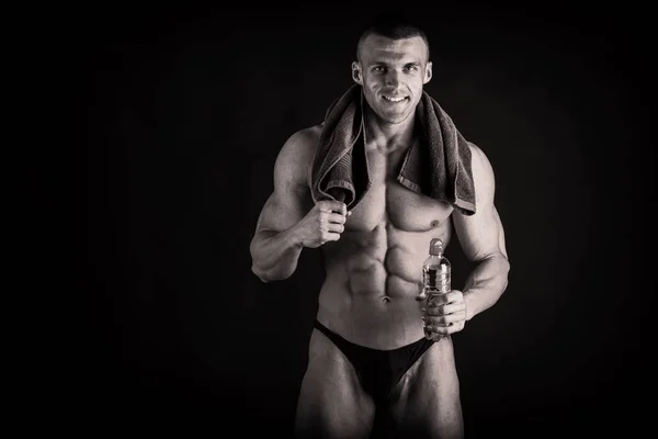 Bodybuilder montrant son dos et les muscles biceps, fitnes personnels — Photo