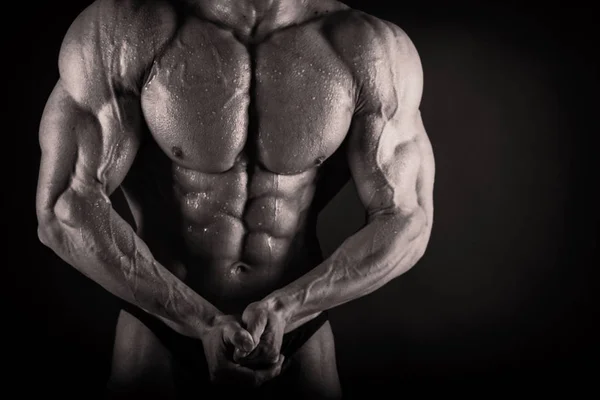 Culturista mostrando sus músculos de espalda y bíceps, fitnes personales — Foto de Stock