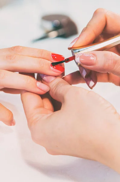 Manicura en el salón de spa —  Fotos de Stock