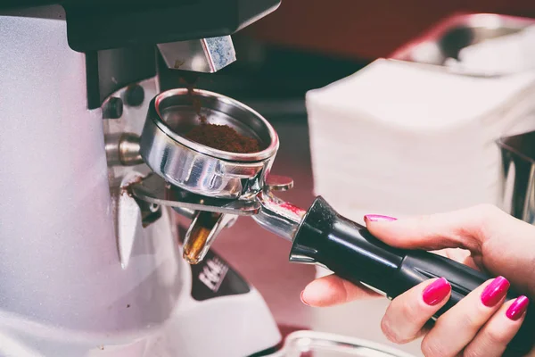 Kaffee kochen. das Mädchen kocht Kaffee. — Stockfoto