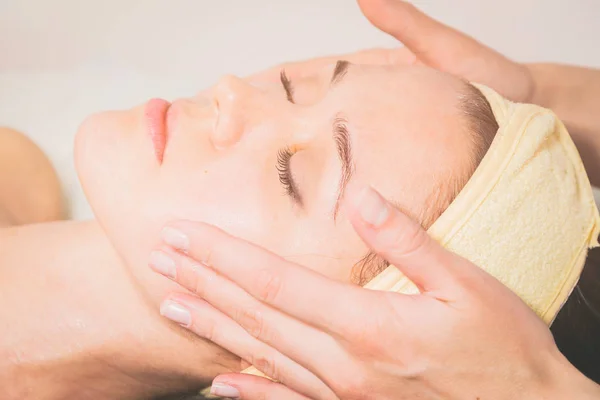 Cosmetología. Chica en el procedimiento de spa . —  Fotos de Stock