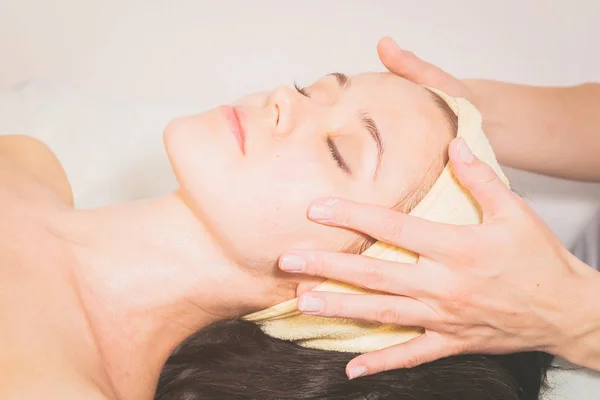 Cosmetologia. Menina no procedimento de spa . — Fotografia de Stock