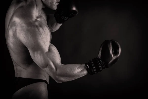 Culturista mostrando sus músculos de espalda y bíceps, fitnes personales — Foto de Stock
