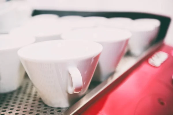 La chica está haciendo café. . —  Fotos de Stock