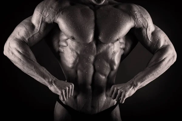 Culturista mostrando i muscoli della schiena e del bicipite, fitnes personali — Foto Stock