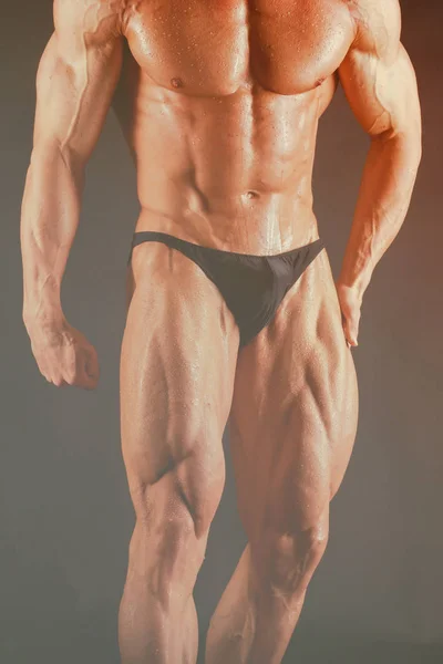 健美运动员表现出他的背部和二头肌肌肉、 个人 fitnes — 图库照片
