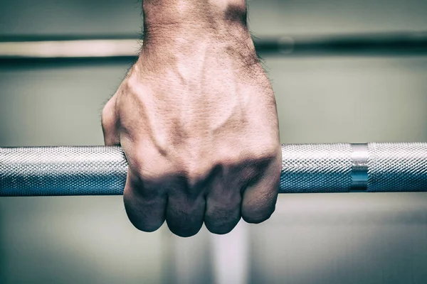 Sterke atletische hand. Gewichtsverlies en fitness. — Stockfoto