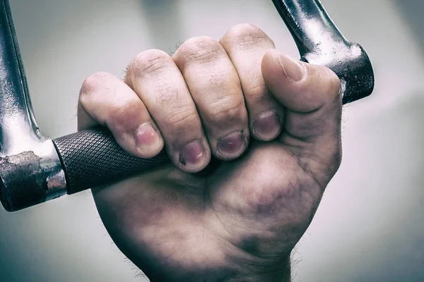 Sterke atletische hand. Gewichtsverlies en fitness. — Stockfoto