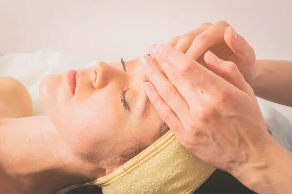 Cosmetología. Chica en el procedimiento de spa . —  Fotos de Stock