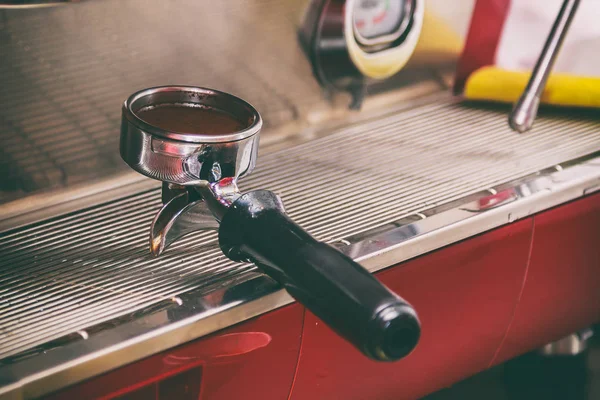 Het meisje is het maken van koffie. — Stockfoto