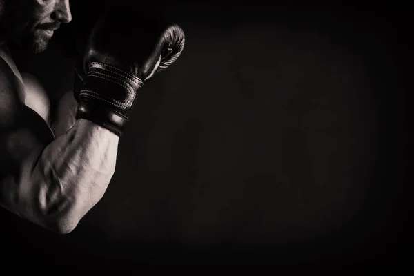 Un hombre con un cuerpo musculoso magnífico sobre un fondo negro — Foto de Stock