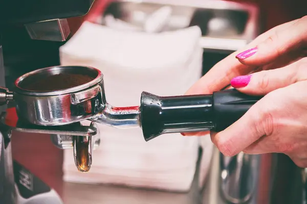 The girl is making coffee. — Stock Photo, Image