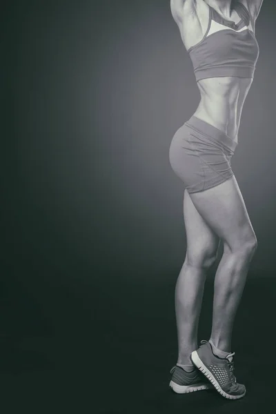 Atleta de fitness profesional en una foto en blanco y negro . — Foto de Stock