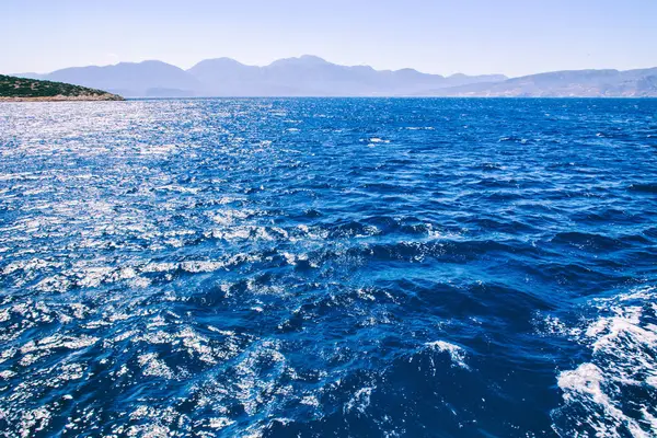 Hermosa vista del mar desde el barco, la costa griega — Foto de Stock