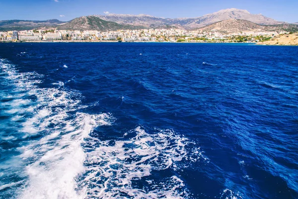 Hermosa vista del mar desde el barco, la costa griega —  Fotos de Stock